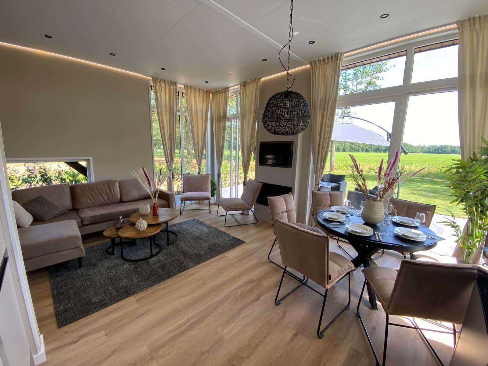 Wohnzimmer des Mondri mit Blick über die Wiese