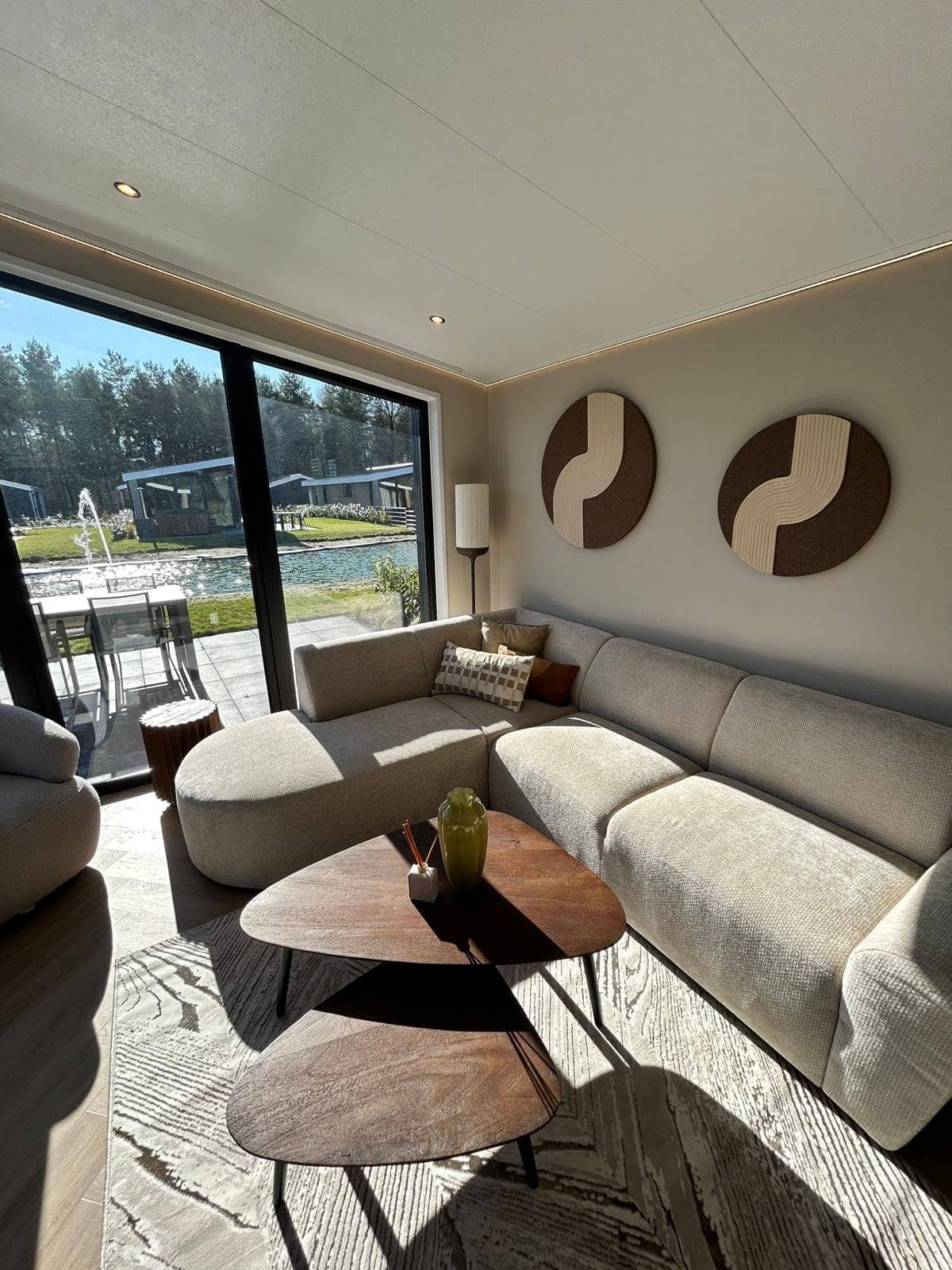 Wohnzimmer des Hillenaar mit Blick auf das Wasser