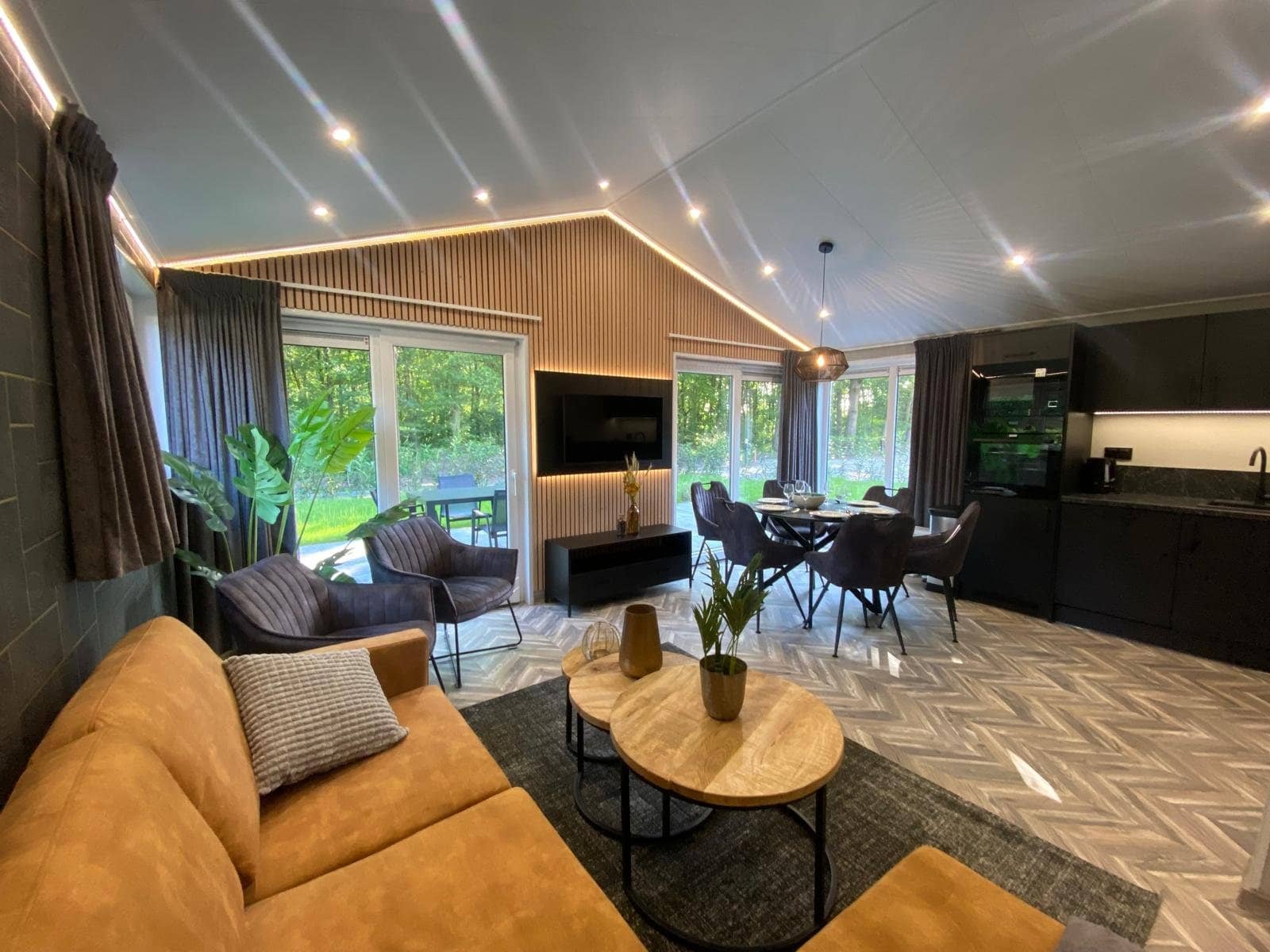 Wohnzimmer des Landfort mit Schiebetüren zum Wald
