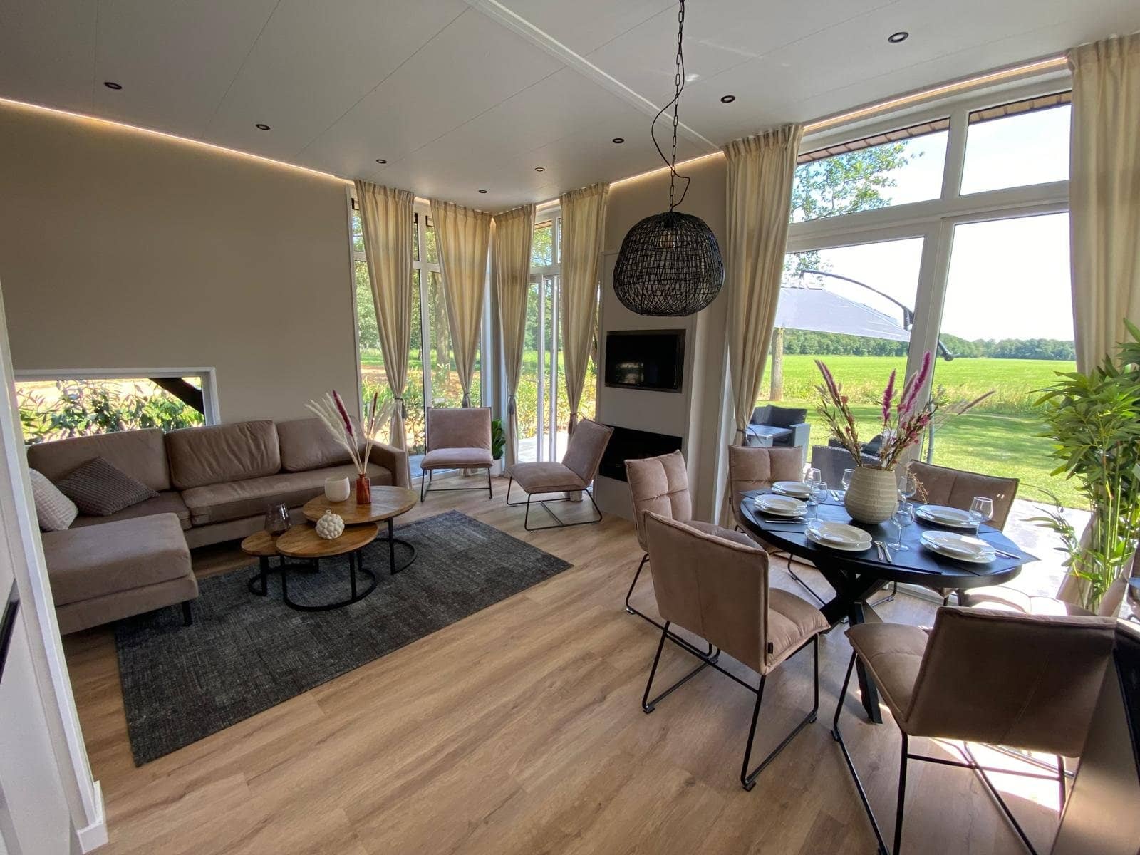 Wohnzimmer des Mondri mit Blick über die Wiese