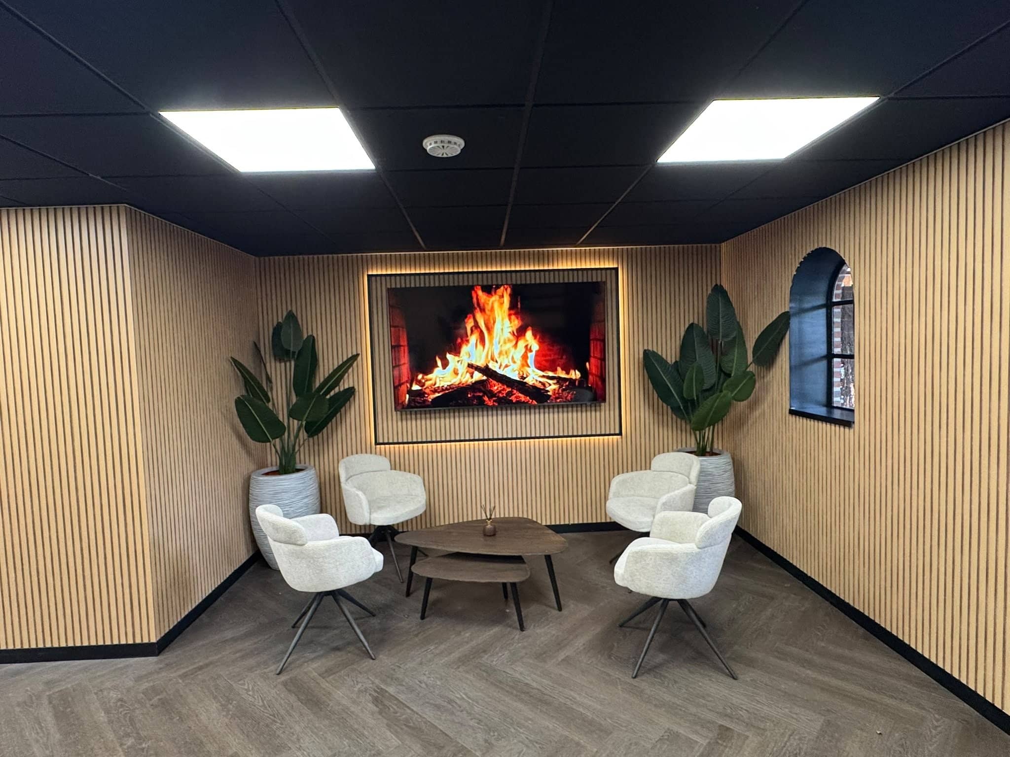 Wellnessbereich mit Whirlpool und Lounge