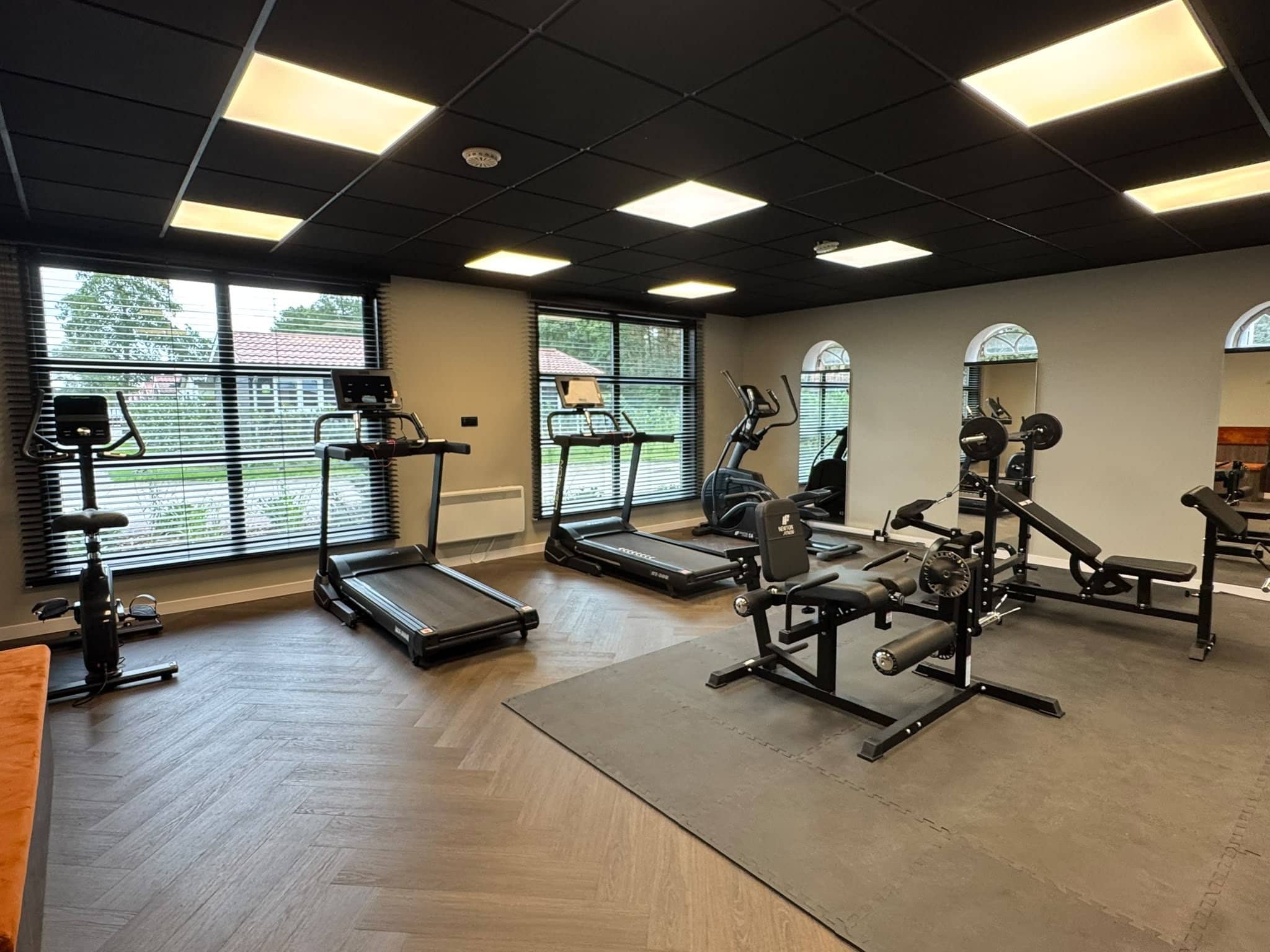 Fitnessraum mit Laufbändern und Kraftgeräten